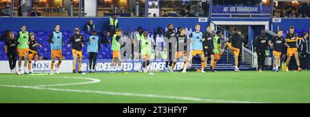 Birmingham, Großbritannien. Oktober 2023. Die Spieler von Hull City wärmen sich vor dem EFL Sky Bet Championship-Spiel zwischen Birmingham City und Hull City am 25. Oktober 2023 in St Andrews, Birmingham, England auf. Foto von Stuart Leggett. Nur redaktionelle Verwendung, Lizenz für kommerzielle Nutzung erforderlich. Keine Verwendung bei Wetten, Spielen oder Publikationen eines einzelnen Clubs/einer Liga/eines Spielers. Quelle: UK Sports Pics Ltd/Alamy Live News Stockfoto