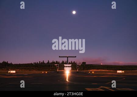 Ein Air New Zealand Q300 'Dash 8' Turboprop-Flugzeug parkt in einer klaren Nacht am Flughafen Taupō in Neuseeland Stockfoto