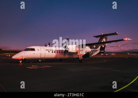 Ein Air New Zealand Q300 'Dash 8' Turboprop-Flugzeug parkt in einer klaren Nacht am Flughafen Taupō in Neuseeland Stockfoto