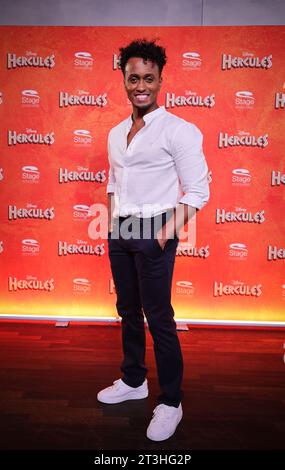 Hamburg, Deutschland. Oktober 2023. Musikschauspieler Benét Monteiro bei einer Fotosession für seine Präsentation als Hauptdarsteller der Musikproduktion „Hercules“ einer Bühne. Am 24. März 2024 feiert das Disney Musical seine Uraufführung im Stage Theater neue Flora in Hamburg. Quelle: Christian Charisius/dpa/Alamy Live News Stockfoto