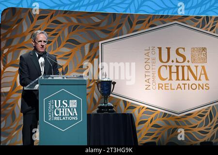 New York, USA. Oktober 2023. Der ehemalige US-Finanzminister Timothy Geithner, Vorsitzender von Warburg Pincus, spricht beim jährlichen Gala Dinner des National Committee on U.S.-China Relations (NCUSCR) am 24. Oktober 2023 in New York. Das jährliche Gala-Dinner des National Committee on U.S.-China Relations (NCUSCR) fand hier am Dienstag statt. Der NCUSCR ist eine gemeinnützige Organisation und Beratungsgremium, die 1966 gegründet wurde, um das Verständnis und die Zusammenarbeit zwischen den Vereinigten Staaten und China zu verbessern. Quelle: Li Rui/Xinhua/Alamy Live News Stockfoto