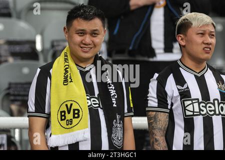 Newcastle, Großbritannien. Oktober 2023. Newcastle-Fans kommen während des UEFA Champions League-Spiels Newcastle United gegen Borussia Dortmund in St. James's Park, Newcastle, Vereinigtes Königreich, 25. Oktober 2023 (Foto: Mark Cosgrove/News Images) in Newcastle, Vereinigtes Königreich am 25.10.2023. (Foto: Mark Cosgrove/News Images/SIPA USA) Credit: SIPA USA/Alamy Live News Stockfoto