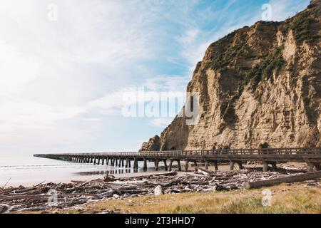 Die historische Tolaga Bay Wharf an der Ostküste der Nordinsel Neuseelands. 1929 eröffnet, 660 Meter breit Stockfoto