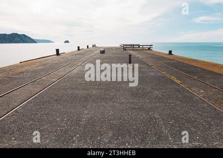 Die historische Tolaga Bay Wharf an der Ostküste der Nordinsel Neuseelands. 1929 eröffnet, 660 Meter breit Stockfoto