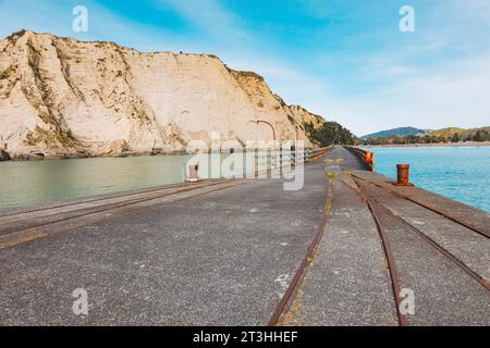 Die historische Tolaga Bay Wharf an der Ostküste der Nordinsel Neuseelands. 1929 eröffnet, 660 Meter breit Stockfoto