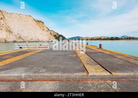 Die historische Tolaga Bay Wharf an der Ostküste der Nordinsel Neuseelands. 1929 eröffnet, 660 Meter breit Stockfoto