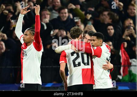 ROTTERDAM - (l-r) Calvin Stengs aus Feyenoord, Mats Wieffer aus Feyenoord, Santiago Gimenez aus Feyenoord, Marcos Lopez aus Feyenoord feiern das 3-0 während des UEFA Champions League-Spiels in der Gruppe E zwischen Feyenoord und Lazio Roma im Feyenoord Stadium de Kuip am 25. Oktober 2023 in Rotterdam, Niederlande. ANP OLAF KRAAK Stockfoto