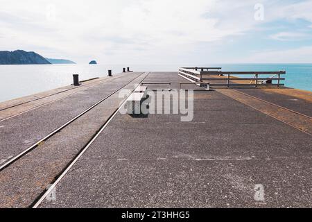 Die historische Tolaga Bay Wharf an der Ostküste der Nordinsel Neuseelands. 1929 eröffnet, 660 Meter breit Stockfoto