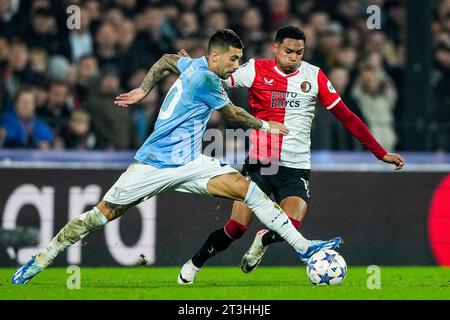 Rotterdam, Niederlande. Oktober 2023. Rotterdam - Mattia Zaccagni aus Latium, Marcos Lopez aus Feyenoord während der dritten Etappe der Gruppenphase der UEFA Champions League zwischen Feyenoord und SS Lazio im Stadion Feijenoord de Kuip am 25. Oktober 2023 in Rotterdam, Niederlande. Credit: Box to Box Pictures/Alamy Live News Stockfoto