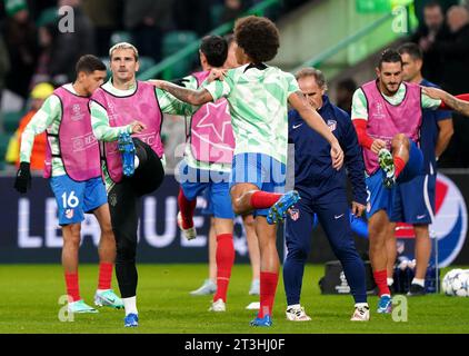 Atletico Madrid Antoine Griezmann (links) wärmt vor dem Spiel der UEFA Champions League Gruppe E in Celtic Park, Glasgow, auf. Bilddatum: Mittwoch, 25. Oktober 2023. Stockfoto