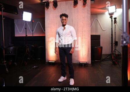 Hamburg, Deutschland. Oktober 2023. Musikschauspieler Benét Monteiro bei einer Fotosession für seine Präsentation als Hauptdarsteller in der Musikproduktion „Hercules“. Am 24. März 2024 feiert das Disney Musical seine Uraufführung im Stage Theater neue Flora in Hamburg. Quelle: Christian Charisius/dpa/Alamy Live News Stockfoto