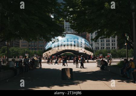 Touristen umgeben die Skulptur Cloud Gate, auch bekannt als „The Bean“, im Millennium Park von Chicago Stockfoto