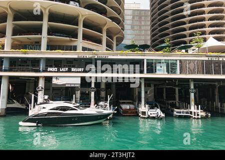 Ein privates Dock in Marina City, zwei Wohntürme des Architekten Bertrand Goldberg, fertiggestellt 1967, am Chicago River Stockfoto