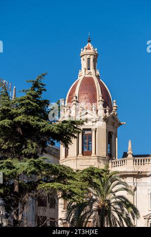 Valencia, Spanien - 23. September 2023: Architektur der Stadt zwischen Moderne, Eklektizismus und Neobarock. Stockfoto