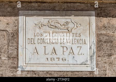 Valencia, Spanien - 23. September 2023: Gedenktafel an der Mauer der Angehörigen des Handels von Valencia zum Frieden. Korruption in La Lonja Stockfoto