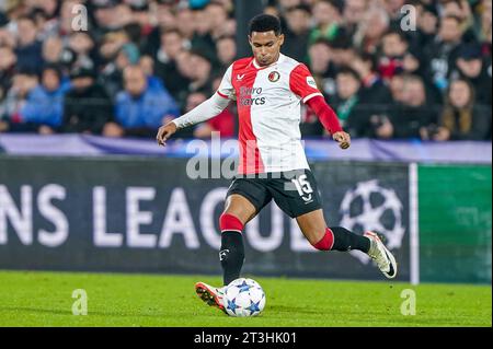 Rotterdam, Niederlande. Oktober 2023. ROTTERDAM, NIEDERLANDE - 25. OKTOBER: Marcos Lopez aus Feyenoord gibt den Ball während des Gruppenspiels E - UEFA Champions League 2023/24 zwischen Feyenoord und SS Lazio im Stadion Feijenoord am 25. Oktober 2023 in Rotterdam, Niederlande. (Foto von Andre Weening/Orange Pictures) Credit: Orange Pics BV/Alamy Live News Stockfoto