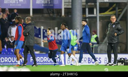 Birmingham, Großbritannien. Oktober 2023. Birmingham City Spieler wärmen sich vor dem EFL Sky Bet Championship Spiel zwischen Birmingham City und Hull City am 25. Oktober 2023 in St Andrews, Birmingham, England auf. Foto von Stuart Leggett. Nur redaktionelle Verwendung, Lizenz für kommerzielle Nutzung erforderlich. Keine Verwendung bei Wetten, Spielen oder Publikationen eines einzelnen Clubs/einer Liga/eines Spielers. Quelle: UK Sports Pics Ltd/Alamy Live News Stockfoto