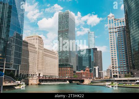 Wolkenkratzer umgeben das westliche Ende des Chicago River. Die Franklin–Orleans Street Bridge und das Merchandise Mart Gebäude sind zu sehen (Mitte) Stockfoto
