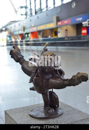 Hewelion the Lion Aviator kleine Metallskulptur am Flughafen Leh Valesa in Danzig, Polen, Europa, EU Stockfoto