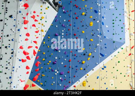 Graue Wand mit Klettern hält in der Turnhalle Stockfoto