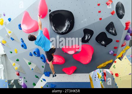 Kletterer, der an einer Wand hängt Stockfoto