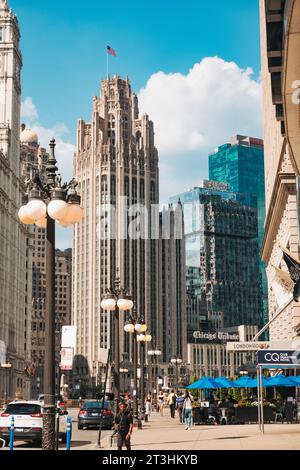 Der Tribune Tower, ein neogotischer Wolkenkratzer in Chicago, wurde 1925 fertiggestellt. Klassische Laternenleuchten säumen die Straße. Stockfoto