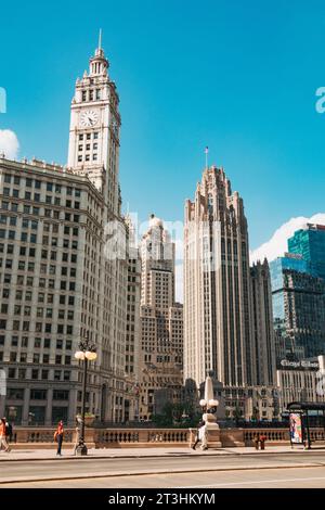 Das Wrigley Building (1924, links) und der neogotische Tribune Tower (1925, rechts) in Chicago an klaren Tagen Stockfoto