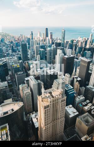 Vom Willis Tower, dem höchsten Wolkenkratzer der Stadt, blickt man über die Wolkenkratzer und Hochhäuser von Chicago in Richtung Lake Michigan Stockfoto