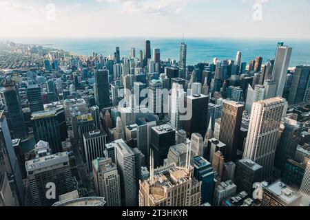 Vom Willis Tower, dem höchsten Wolkenkratzer der Stadt, blickt man über die Wolkenkratzer und Hochhäuser von Chicago in Richtung Lake Michigan Stockfoto