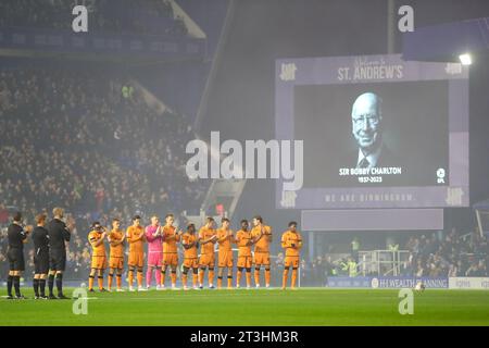 Hull City Spieler nehmen an einem minutenlangen Applaus für den verstorbenen Sir Bobby Charlton während des Sky Bet Championship Matches Birmingham City vs Hull City in St Andrews, Birmingham, Großbritannien, 25. Oktober 2023 Teil (Foto: Gareth Evans/News Images) Stockfoto