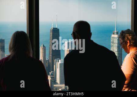 Besucher, die das John Hancock Center von der Aussichtsplattform des Willis Tower aus in Chicago, USA, betrachten Stockfoto