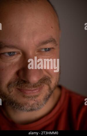 Nahporträt eines lässig unrasierten 40-jährigen Mannes mit einladendem Auftreten und regelmäßigem Blick Stockfoto