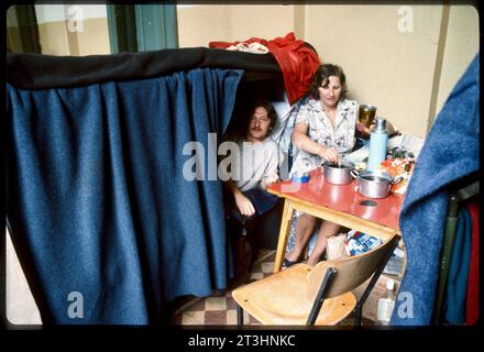 1983: Traiskirchen, schon seit den 80er-Jahren ein Symbol für das Versagen der Asylpolitik, nicht nur in Österreich... Fotos: Leopold NEKULA / VIENNAREPORT e. U. âÖï im Fokus: Flüchtlingslager TRAISKIRCHEN xx. August 1983: Flüchtlingslager Traiskirchen. âï 2023: https://de.statista.com/statistik/daten/studie/293189/umfrage/asylantraege-in-oesterreich/ ::textAsylanträge%20in%20Österreich%20bis%202023&textIm%20Jahr%202023%20wurden%20in,auf%20einem%20recht%20hoch%20Niveau. . Bilder: Zustände im Flüchtlingslager Traiskirchen. Zitate: Ungefähr 1,500 Flüchtlinge waren in Traiskirchen untergebrac Stockfoto