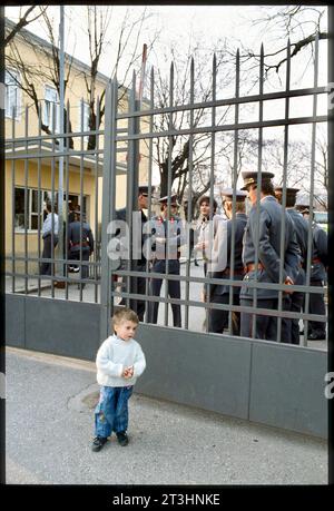 1983: Traiskirchen, schon seit den 80er-Jahren ein Symbol für das Versagen der Asylpolitik, nicht nur in Österreich... Fotos: Leopold NEKULA / VIENNAREPORT e. U. âÖï im Fokus: Flüchtlingslager TRAISKIRCHEN xx. August 1983: Flüchtlingslager Traiskirchen. âï 2023: https://de.statista.com/statistik/daten/studie/293189/umfrage/asylantraege-in-oesterreich/ ::textAsylanträge%20in%20Österreich%20bis%202023&textIm%20Jahr%202023%20wurden%20in,auf%20einem%20recht%20hoch%20Niveau. . Bilder: Zustände im Flüchtlingslager Traiskirchen. Zitate: Ungefähr 1,500 Flüchtlinge waren in Traiskirchen untergebrac Stockfoto