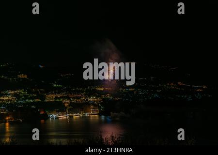 Feuerwerk über Porto di Sorrento über Marina Piccola, 35, 80067 Sorrento NA, Italien, fotografiert von Montechiaro, Vico Equense. Oktober 2023 Stockfoto