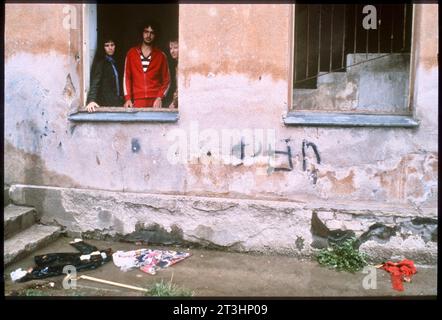 1983: Traiskirchen, schon seit den 80er-Jahren ein Symbol für das Versagen der Asylpolitik, nicht nur in Österreich. Fotos: Leopold NEKULA/VIENNAREPORT e. U. âÖï im Fokus: Flüchtlingslager TRAISKIRCHEN xx. August 1983: Flüchtlingslager Traiskirchen. âï 2023: https://de.statista.com/statistik/daten/studie/293189/umfrage/asylantraege-in-oesterreich/ ::textAsylanträge%20in%20Österreich%20bis%202023&textIm%20Jahr%202023%20wurden%20in, auf%20einem%20recht%20hoch%20Niveau. Bilder: Zustände im Flüchtlingslager Traiskirchen. Zitate: Ungefähr 1,500 Flüchtlinge waren in Traiskirchen untergebrac Stockfoto