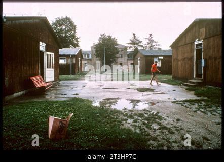 1983: Traiskirchen, schon seit den 80er-Jahren ein Symbol für das Versagen der Asylpolitik, nicht nur in Österreich. Fotos: Leopold NEKULA/VIENNAREPORT e. U. âÖï im Fokus: Flüchtlingslager TRAISKIRCHEN xx. August 1983: Flüchtlingslager Traiskirchen. âï 2023: https://de.statista.com/statistik/daten/studie/293189/umfrage/asylantraege-in-oesterreich/ ::textAsylanträge%20in%20Österreich%20bis%202023&textIm%20Jahr%202023%20wurden%20in, auf%20einem%20recht%20hoch%20Niveau. Bilder: Zustände im Flüchtlingslager Traiskirchen. Zitate: Ungefähr 1,500 Flüchtlinge waren in Traiskirchen untergebrac Stockfoto