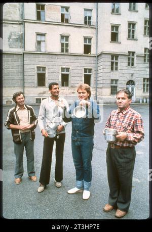 1983: Traiskirchen, schon seit den 80er-Jahren ein Symbol für das Versagen der Asylpolitik, nicht nur in Österreich. Fotos: Leopold NEKULA/VIENNAREPORT e. U. âÖï im Fokus: Flüchtlingslager TRAISKIRCHEN xx. August 1983: Flüchtlingslager Traiskirchen. âï 2023: https://de.statista.com/statistik/daten/studie/293189/umfrage/asylantraege-in-oesterreich/ ::textAsylanträge%20in%20Österreich%20bis%202023&textIm%20Jahr%202023%20wurden%20in, auf%20einem%20recht%20hoch%20Niveau. Bilder: Zustände im Flüchtlingslager Traiskirchen. Zitate: Ungefähr 1,500 Flüchtlinge waren in Traiskirchen untergebrac Stockfoto