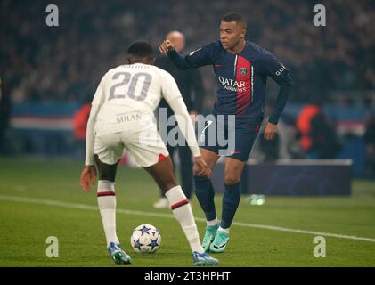 PSG-Spieler Kylian Mbappe (rechts) im Kampf gegen Pierre Kalulu vom AC Milan während des Spiels der Gruppe F der UEFA Champions League im Parc des Princes in Paris. Bilddatum: Mittwoch, 25. Oktober 2023. Stockfoto