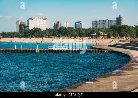 Die Einheimischen nehmen an einem Sommertag am Oakwood Beach am Lake Michigan, Chicago, USA, Teil Stockfoto