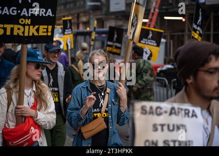 Mitglieder der sag-AFTRA union, die Schauspieler und andere Künstler vertritt, treffen sich mit Unterstützern, um vor den Büros von Warner Bros. Zu streiten Discovery und Netflix im Rahmen eines andauernden Arbeitsstreiks in New York, NY am 25. Oktober 2023. Die Verhandlungen zwischen sag-AFTRA und der Allianz der Film- und Fernsehproduzenten (AMPTP) wurden gestern wieder aufgenommen. (Foto: Matthew Rodier/SIPA USA) Stockfoto