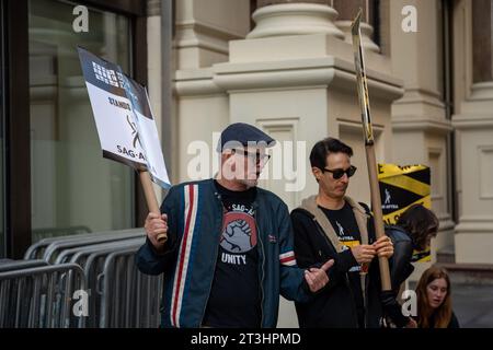 Mitglieder der sag-AFTRA union, die Schauspieler und andere Künstler vertritt, treffen sich mit Unterstützern, um vor den Büros von Warner Bros. Zu streiten Discovery und Netflix im Rahmen eines andauernden Arbeitsstreiks in New York, NY am 25. Oktober 2023. Die Verhandlungen zwischen sag-AFTRA und der Allianz der Film- und Fernsehproduzenten (AMPTP) wurden gestern wieder aufgenommen. (Foto: Matthew Rodier/SIPA USA) Stockfoto