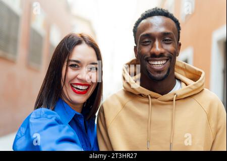 Junges Paar in Liebe Spaß in der Stadt Stockfoto