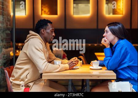 Ein paar reden ernsthaft in einem Café Stockfoto
