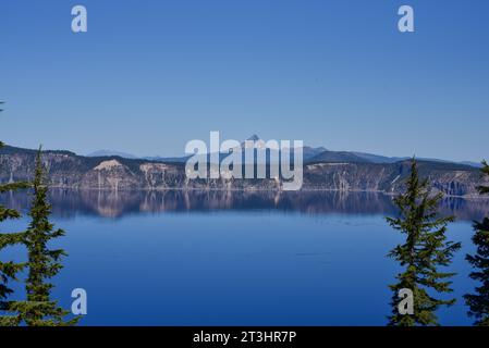 Kratersee mit Blick auf den Mt Scott Stockfoto