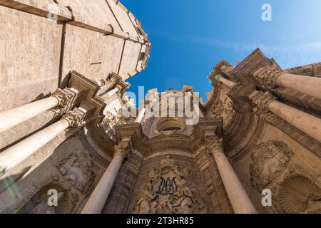 Valencia, Spanien - 23. September 2023: Von unten auf die Kathedrale von Valencia mit ihrem Glockenturm El Miguelete. Turm im gotischen Stil. Stockfoto