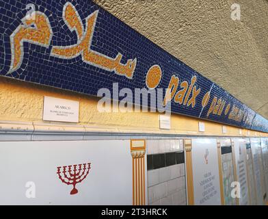 Symbolbild zum Krieg zwischen der Hamas und Israel: Im Bremer Friedenstunnel am Rande des Hauptbahnhofs hängen seit 2015 auch Tafeln und Inschriften auf Hebräisch und Arabisch zum Thema Frieden. Oben das arabische Wort für Frieden Salam, darunter ein jüdischer siebenarmiger Leuchter Menora und ein Zitat des jüdischen Philosophen Baruch de Spinoza. Der Friedenstunnel entstand auf Initiative der Bremer Künstlerin Regina Heygster: Nach den Anschlägen vom 11. September 2001 will sie ein Zeichen setzen für den Frieden zwischen den Religionen, für Toleranz, Verständigung und Vielfalt. Mit Unterstü Stockfoto