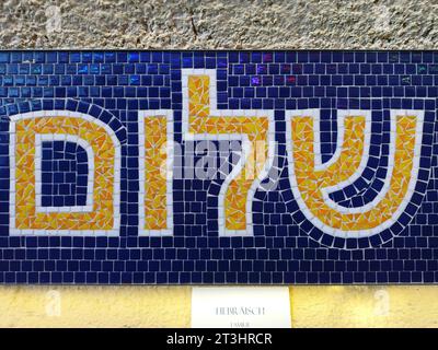 Symbolbild zum Krieg zwischen der Hamas und Israel: Im Bremer Friedenstunnel am Rande des Hauptbahnhofs hängen seit 2015 auch Tafeln und Inschriften auf Hebräisch und Arabisch zum Thema Frieden. Hier das hebräische Wort für Frieden. - Der Friedenstunnel entstand auf Initiative der Bremer Künstlerin Regina Heygster: Nach den Anschlägen vom 11. September 2001 will sie ein Zeichen setzen für den Frieden zwischen den Religionen, für Toleranz, Verständigung und Vielfalt. Mit Unterstützung der Bremer Religionsgemeinschaften gründete sie einen Verein, der über 100,000 Euro an Spenden und Sponsoreng Stockfoto