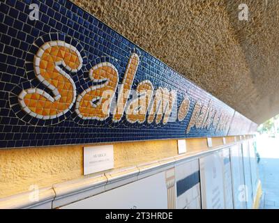 Symbolbild zum Krieg zwischen der Hamas und Israel: Im Bremer Friedenstunnel am Rande des Hauptbahnhofs hängen seit 2015 auch Tafeln und Inschriften auf Hebräisch und Arabisch zum Thema Frieden. Hier das arabische Wort für Frieden Salam. Der Friedenstunnel entstand auf Initiative der Bremer Künstlerin Regina Heygster: Nach den Anschlägen vom 11. September 2001 will sie ein Zeichen setzen für den Frieden zwischen den Religionen, für Toleranz, Verständigung und Vielfalt. Mit Unterstützung der Bremer Religionsgemeinschaften gründete sie einen Verein, der über 100,000 Euro an Spenden und Sponsor Stockfoto