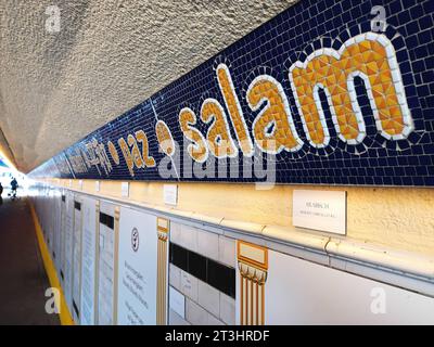 Symbolbild zum Krieg zwischen der Hamas und Israel: Im Bremer Friedenstunnel am Rande des Hauptbahnhofs hängen seit 2015 auch Tafeln und Inschriften auf Hebräisch und Arabisch zum Thema Frieden. Hier das arabische Wort für Frieden Salam. Der Friedenstunnel entstand auf Initiative der Bremer Künstlerin Regina Heygster: Nach den Anschlägen vom 11. September 2001 will sie ein Zeichen setzen für den Frieden zwischen den Religionen, für Toleranz, Verständigung und Vielfalt. Mit Unterstützung der Bremer Religionsgemeinschaften gründete sie einen Verein, der über 100,000 Euro an Spenden und Sponsor Stockfoto